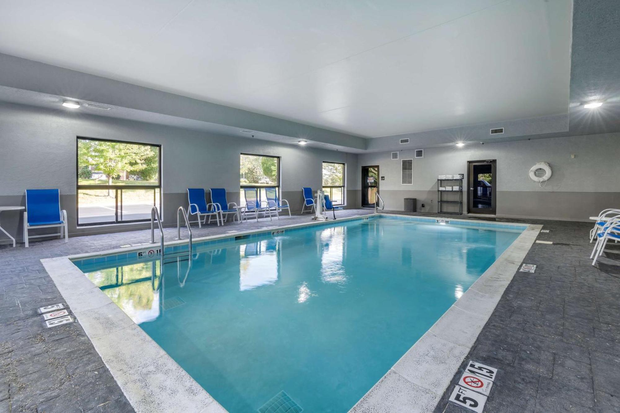Hampton Inn & Suites Louisville East Buitenkant foto